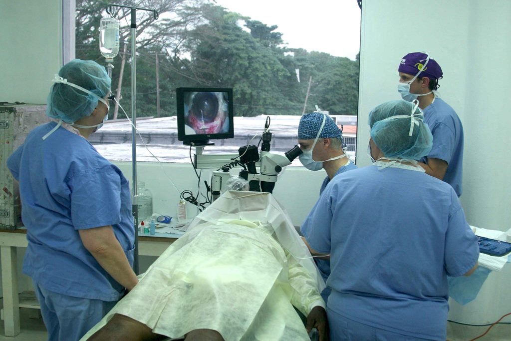 19 cirujanos y especialistas de los EEUU en el momento de realizar las operaciones de cataratas en el Hospital Toribio Bencosme de Moca